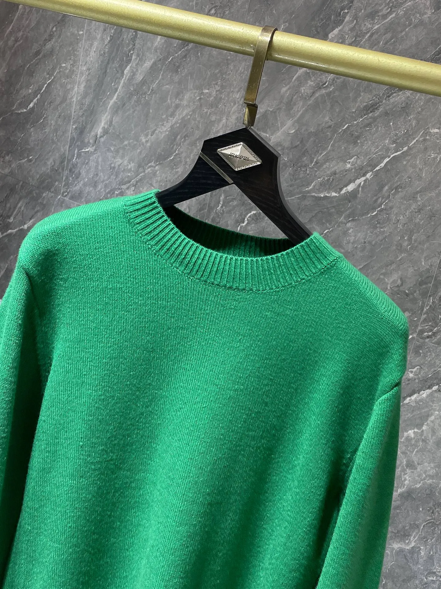 P236 Chrome Hearts 🍁Autumn and winter sweater series🍁 Three-dimensional jacquard on the back ➕ Leather opening process on the cuffs Selected high-quality wool blended knitted fabric Non-common version on the market Recommended colors: black gray white green